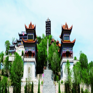 抓好凤凰古城生态文化旅游建设