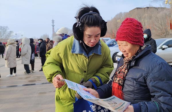 图四：九十团司法所将法治宣传融入传统节庆中为职工群众普法.jpg