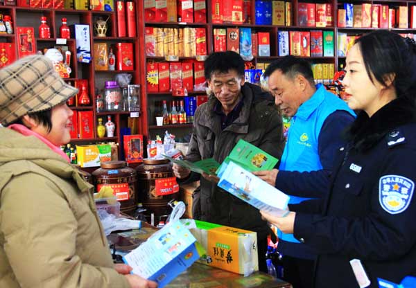 图二：八十四团司法所干警、普法宣传员深入商户开展节前普法宣传.JPG